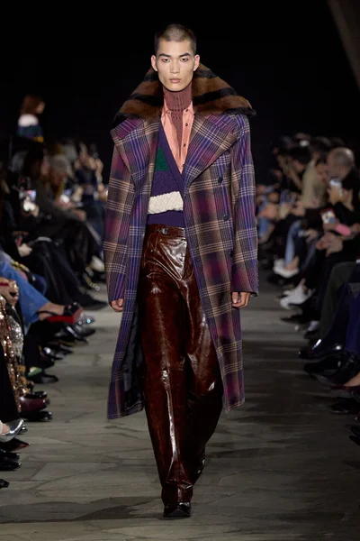 Look 16